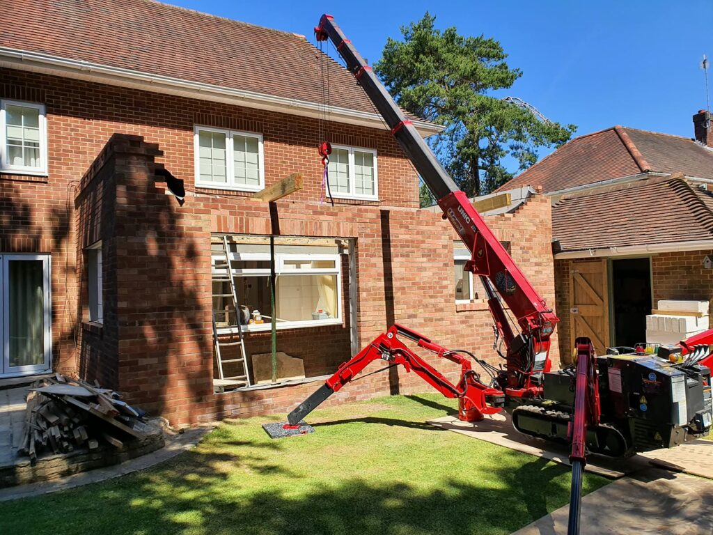 The spider crane lifting the steel into place